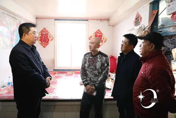 市委常委看望特困职工.jpg